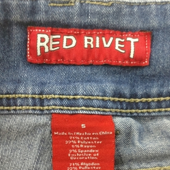 RED RIVET JEAN SHORTS - Picture 5 of 6